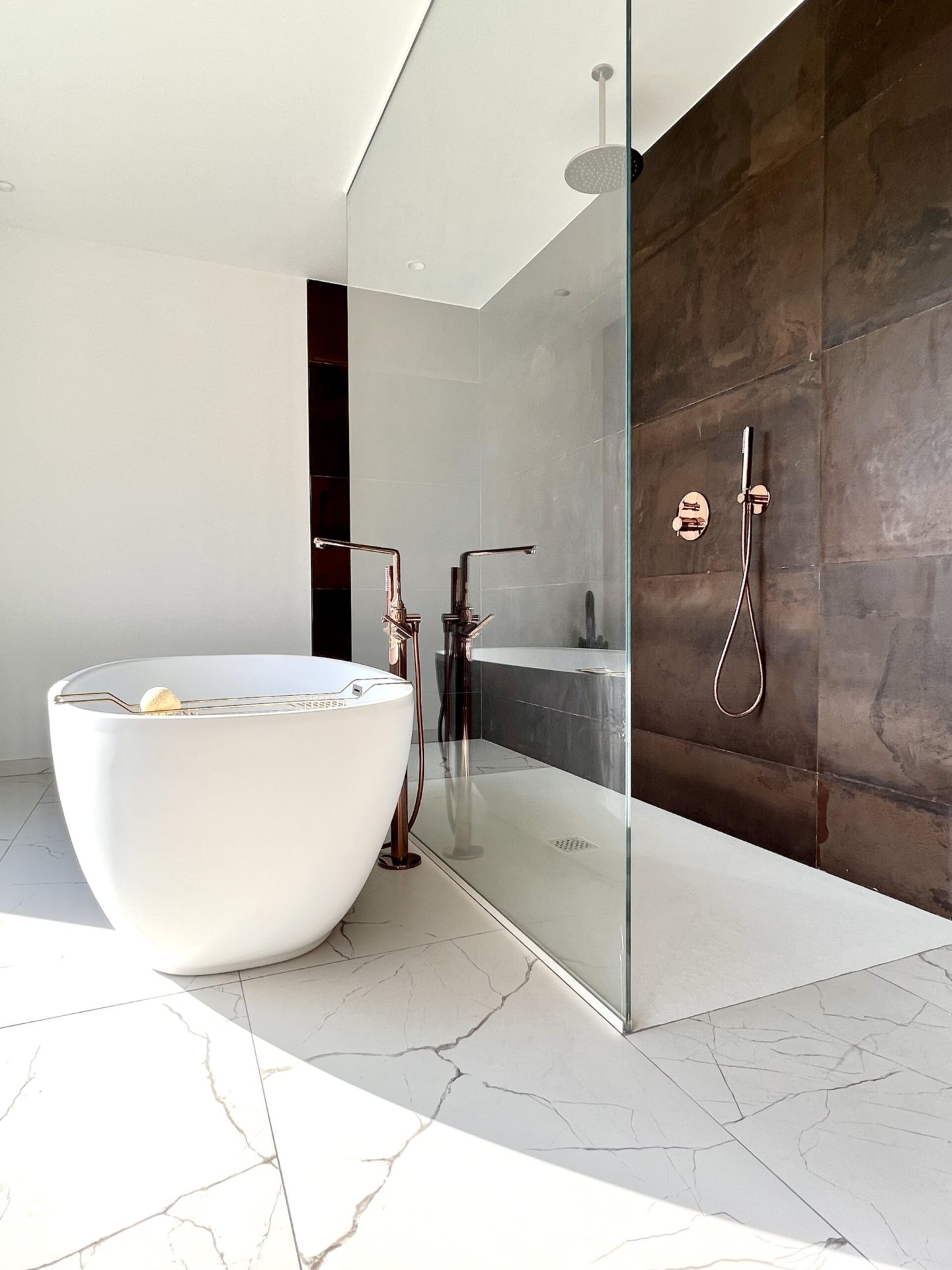 Salle de bain moderne avec baignoire et douche italienne.