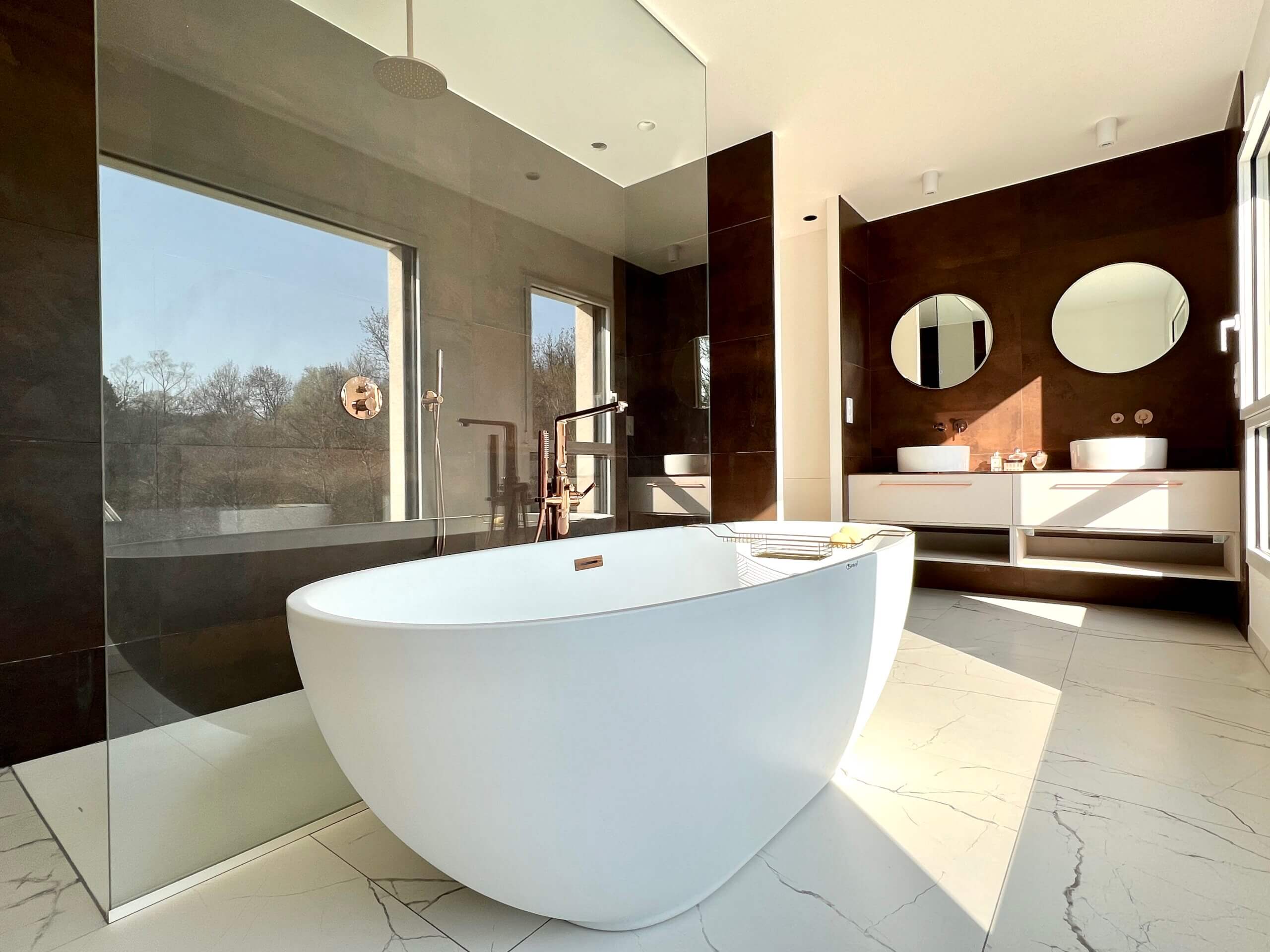 Salle de bain moderne avec baignoire blanche et lumière naturelle.